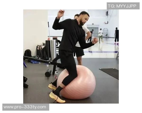 库里穿安踏鞋引发克莱赞叹希望他能赢但也表示敬意